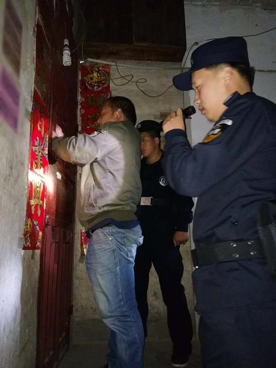 阿里地区粗心妈妈误将幼女锁家中 民警全城寻开锁师傅开门